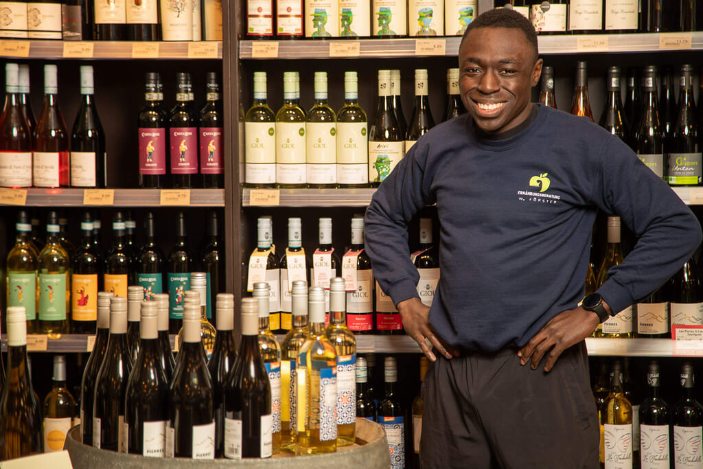 Ernährungsberater vor dem Weinregal